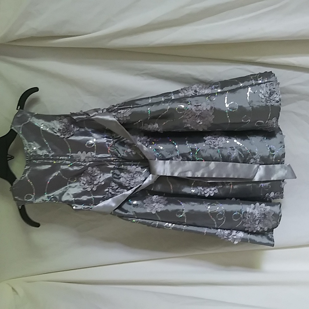 Dress - Picture 4 of 11
